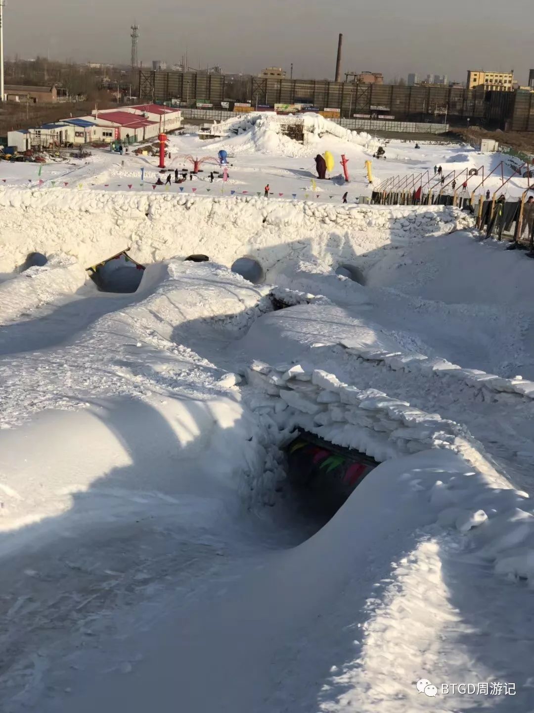 9乐游天下16:30】这个离市区最近的雪场居然设计了这样的戏雪滑道