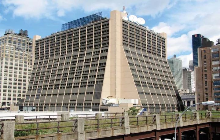 這是一個騎跨在紐約市賓夕法尼亞車站(penn station)鐵路站場上的昔日