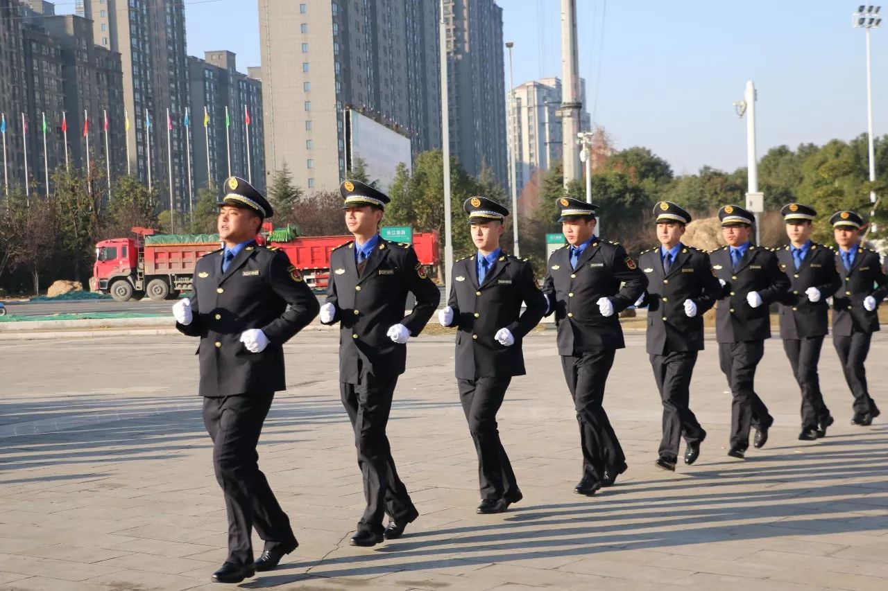 但一直以来,各地城市管理执法制式服装设计五花八门,使用管理缺乏规范