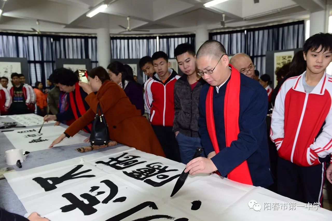 書法家顏克勇現場揮毫書法家高永河與何梅副市長,譚元軍校長,梁飄在