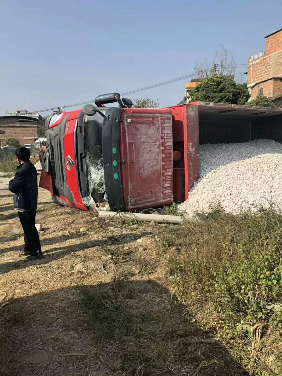 田林县高速路口往上发生车祸:大型货车侧翻