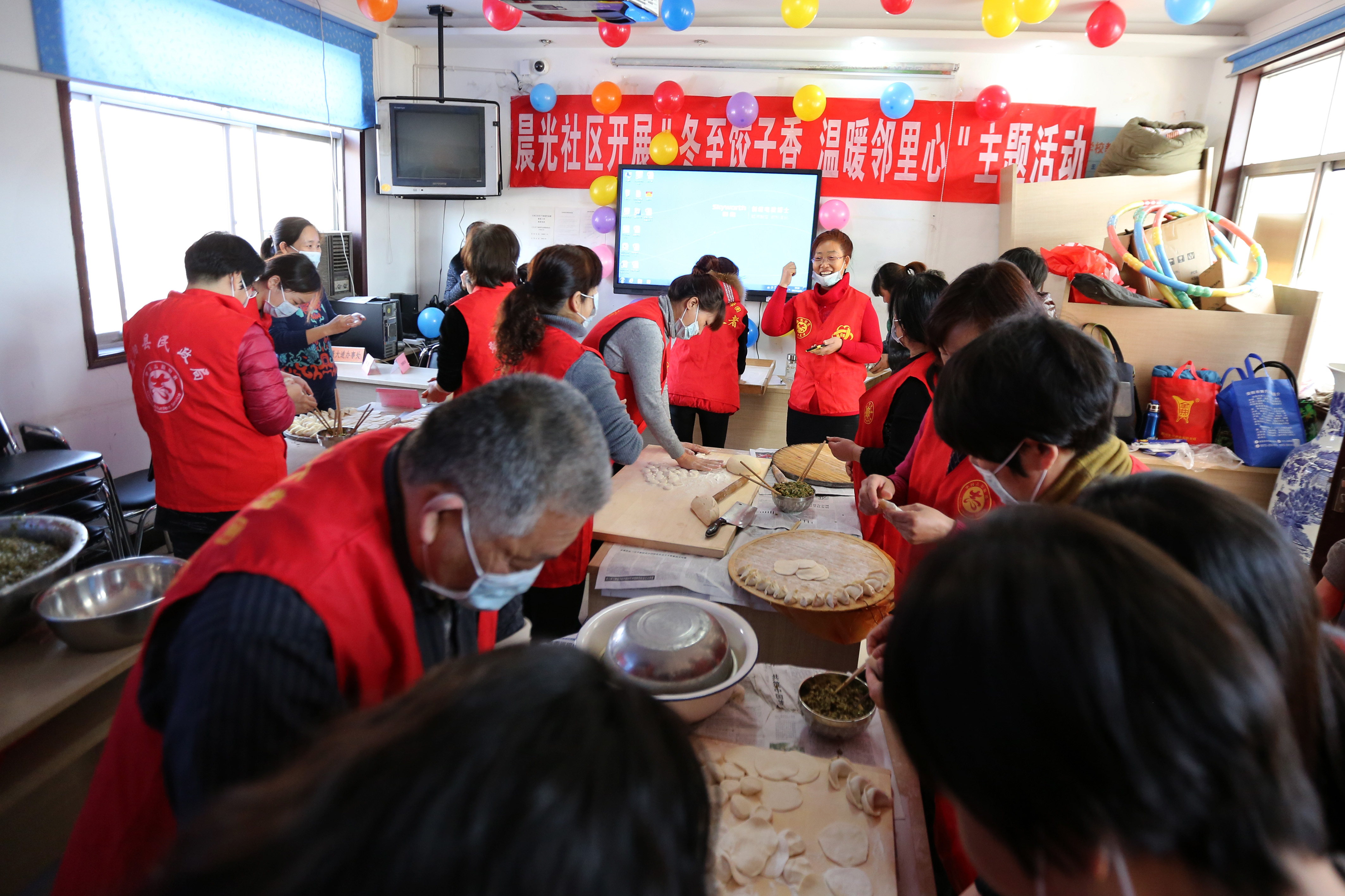 省安阳市文峰区紫薇街道办事处晨光社区,开展了一场"喜迎冬至包饺子