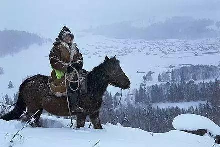 騎術的較量,在雪原之上飛馳的模樣讓人心生嚮往,恨不得自己也翻身上馬