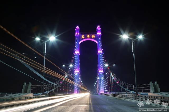 2017年12月,天秀大桥功能性照明和装饰性照明点亮天水夜景.