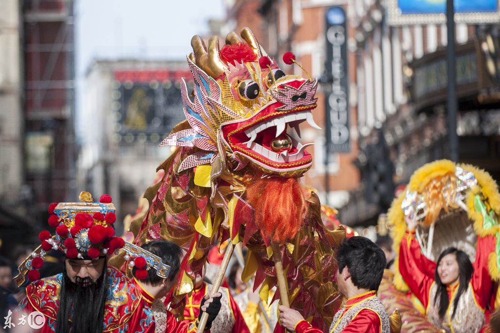 英国伦敦:唐人街新春巡游热闹非凡,外国人争相体验中国民俗