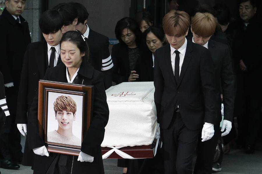 韩国自杀男星金钟铉出殡 女粉送行哭成一片
