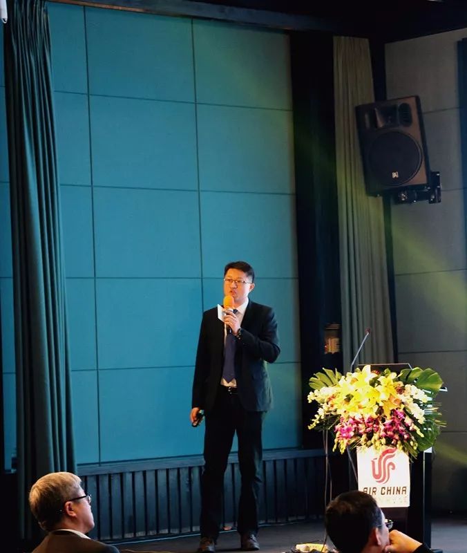撒马天下野马集团董事长陈志峰先生为国航献诗,并与国航互赠了礼物