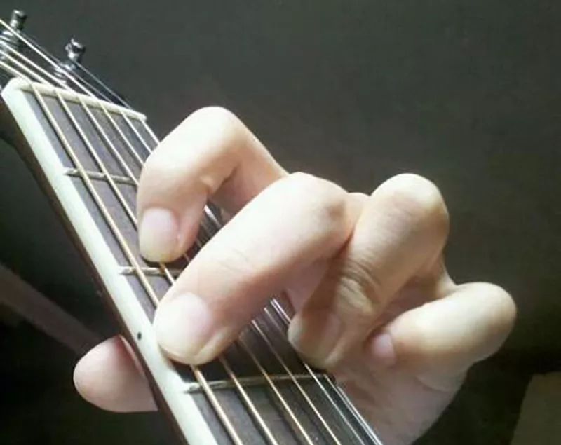 弹吉他左手指甲修剪图图片
