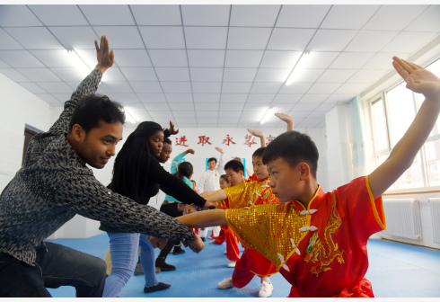 12月21日,留学生与沧州实验小学学习武术的学生"切磋"六合拳.