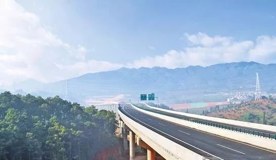 临沧首条高速公路通车全长165公里通行费13元