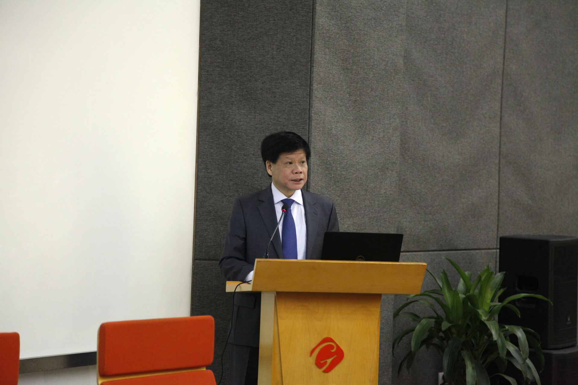12月18日,新加坡南洋理工大学副校长蓝钦扬教授一行