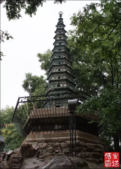 早晨太原中雨,冒雨去拍了几张文瀛湖的四美琉璃塔,希望雨一会儿能停