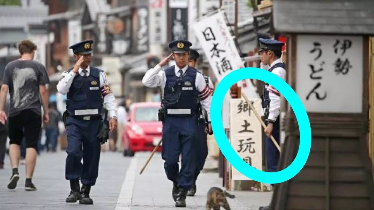 日本街頭驚人一幕警察騎自行車狂追蘭博基尼最後居然還給跪了