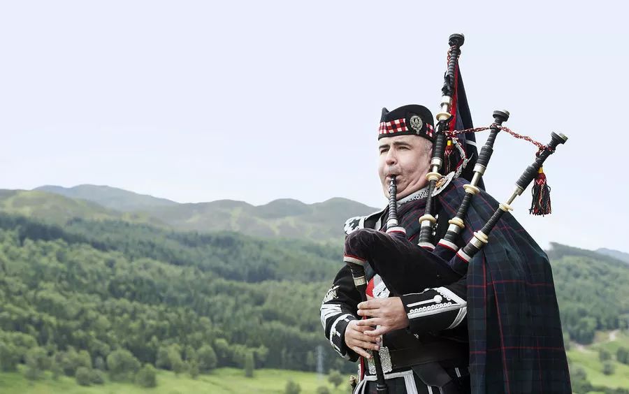 常见的传统苏格兰风笛主要有两种,高地风笛和小风笛