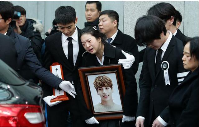 金钟铉昨日正式出殡,sm公司虐星黑幕终于曝光!