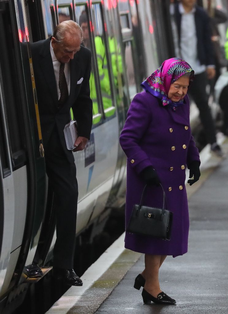 接地氣英國女王伊麗莎白二世與丈夫乘坐火車出行