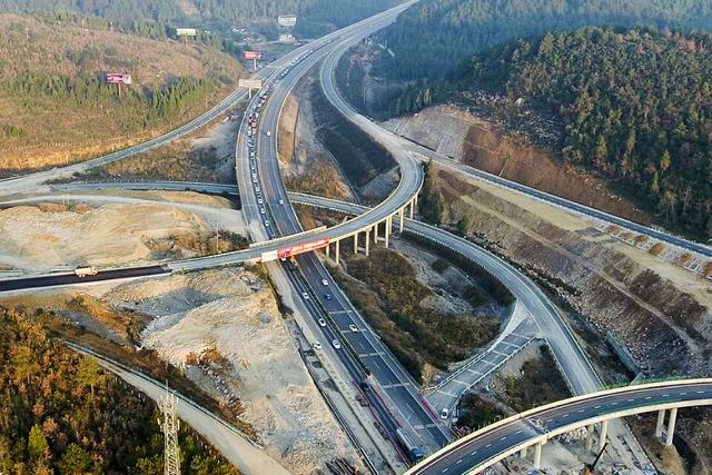 青山互通贵遵复线施工项目是贵遵复线连接杭瑞高速公路重要控制性工程