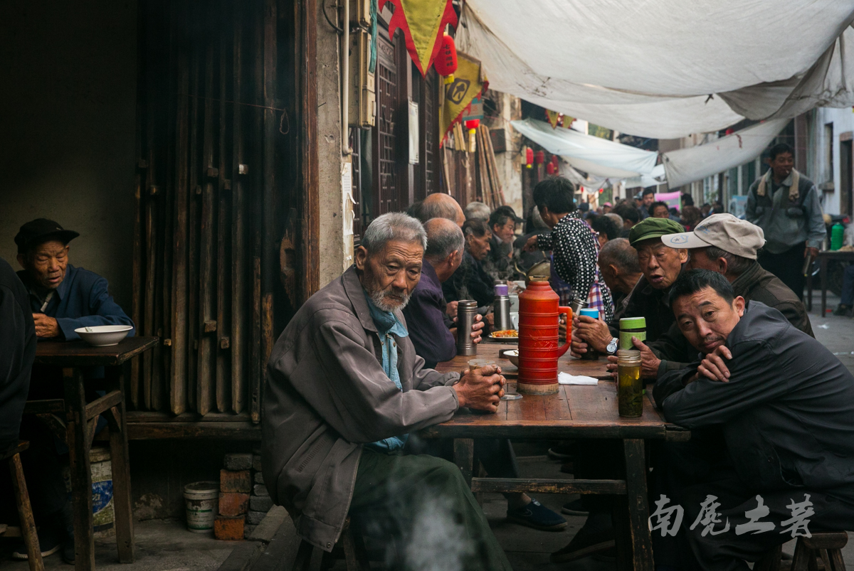 这个游客极少的古镇，一杯早茶为什么会喝几百年