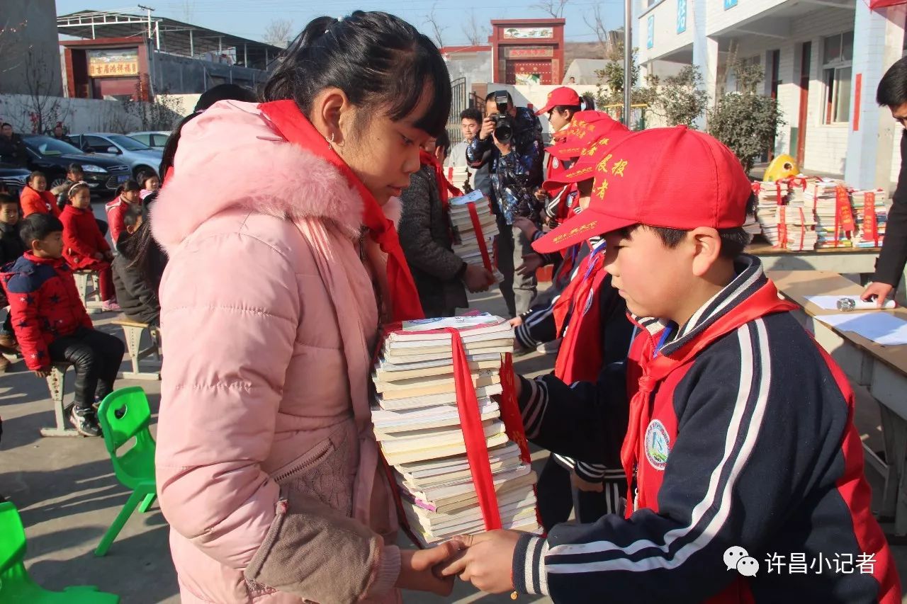 市八一路小學小記者為山區貧困學子捐贈圖書:手拉手讀上好書 讓知識