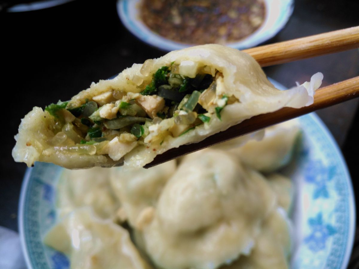 这是婆婆调的菜饺子馅,里面放了荠菜,韭菜,白菜芯,粉条,豆腐和虾皮,咬