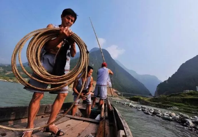 船到滩头,领纤的一路如风一般旋去,纤夫们没有一个敢怠慢,都会一边以