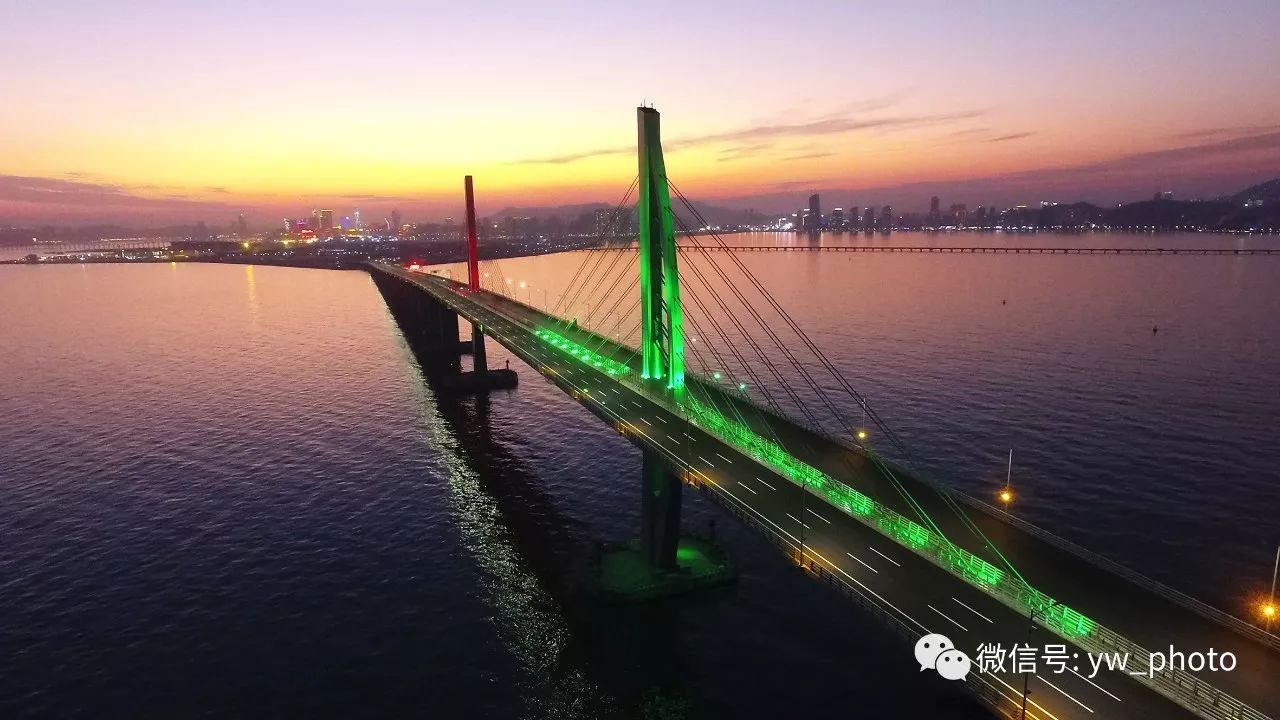 前昨两晚,港珠澳大桥九洲航道桥,江海直达船航道桥灯火璀璨,在五颜六