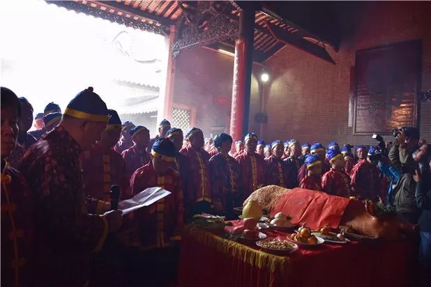 主祭人黃業華開始宣讀祭詞 長者們向祖先敬酒 族人整齊地祭拜祖先