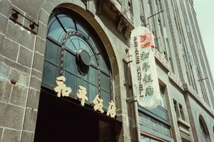 基本都靠摆渡来解决 咱们都在这里过河 老上海饭店中的代表 老火车和