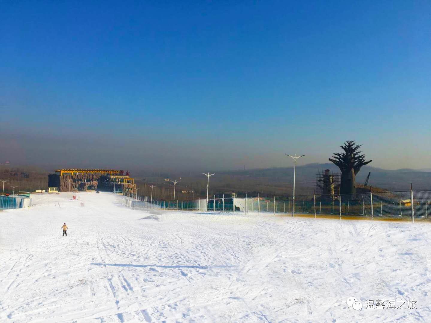 智圣冰雪时代滑雪场建设占地达四万平方米,滑雪场拥有中级雪道,初级