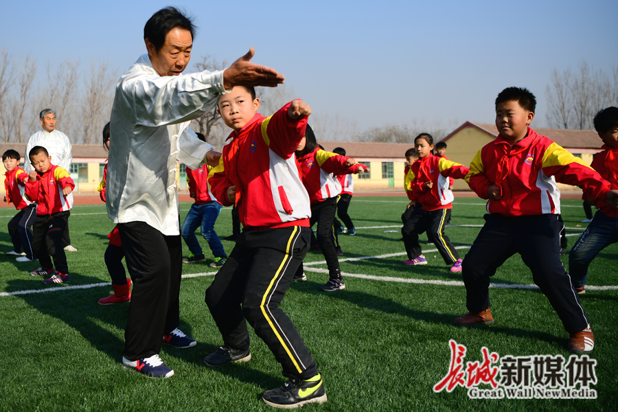 廊坊市安次区葛渔城镇老堤头武术会会员在指导马柳中心小学学生武术