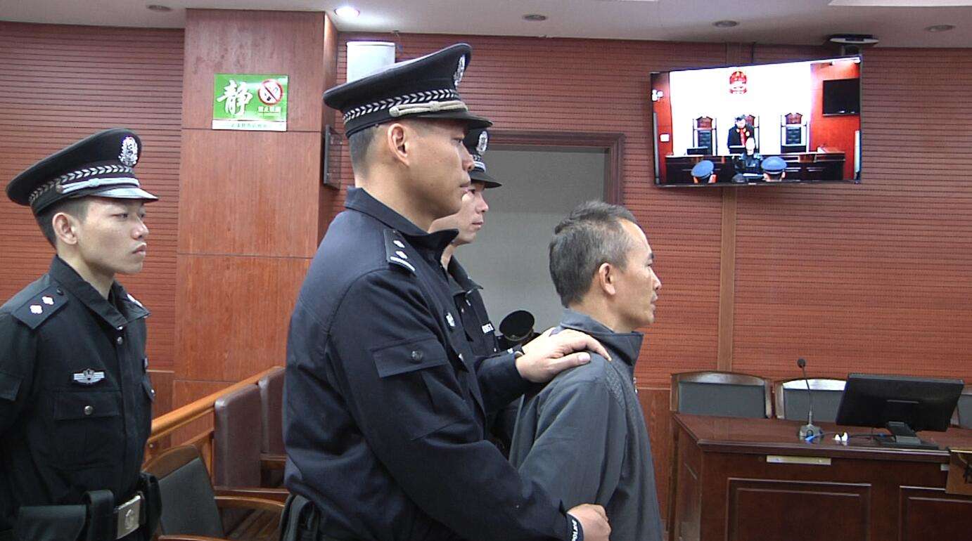 被告人莫小林在法庭上接受宣判