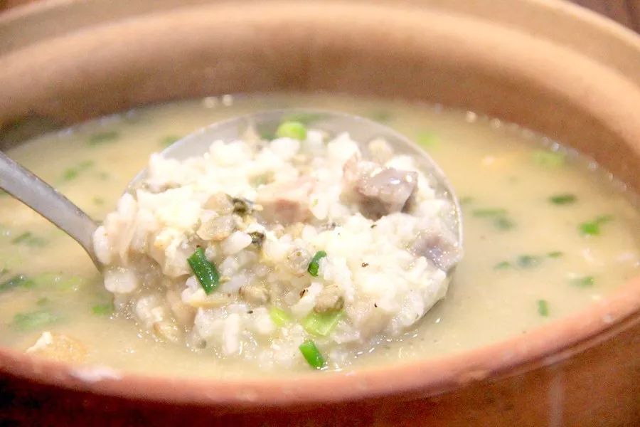 芋头和豆腐儿用精选好米熬煮选材是平南农村常见的蚬儿特别是这锅香芋