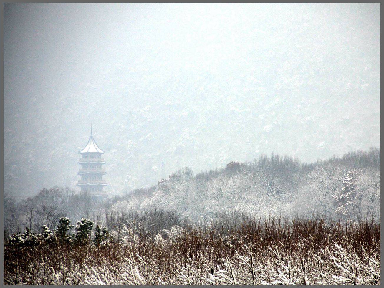 万山雪,孤烟不恋.扬蹄踏马,肃杀千山,情深梦浅.