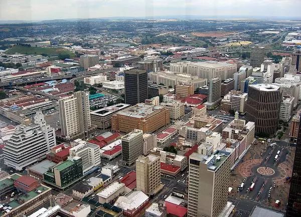 一时间,在约翰内斯堡,开普敦,比勒陀利亚,德班等南非大城市都可以见到