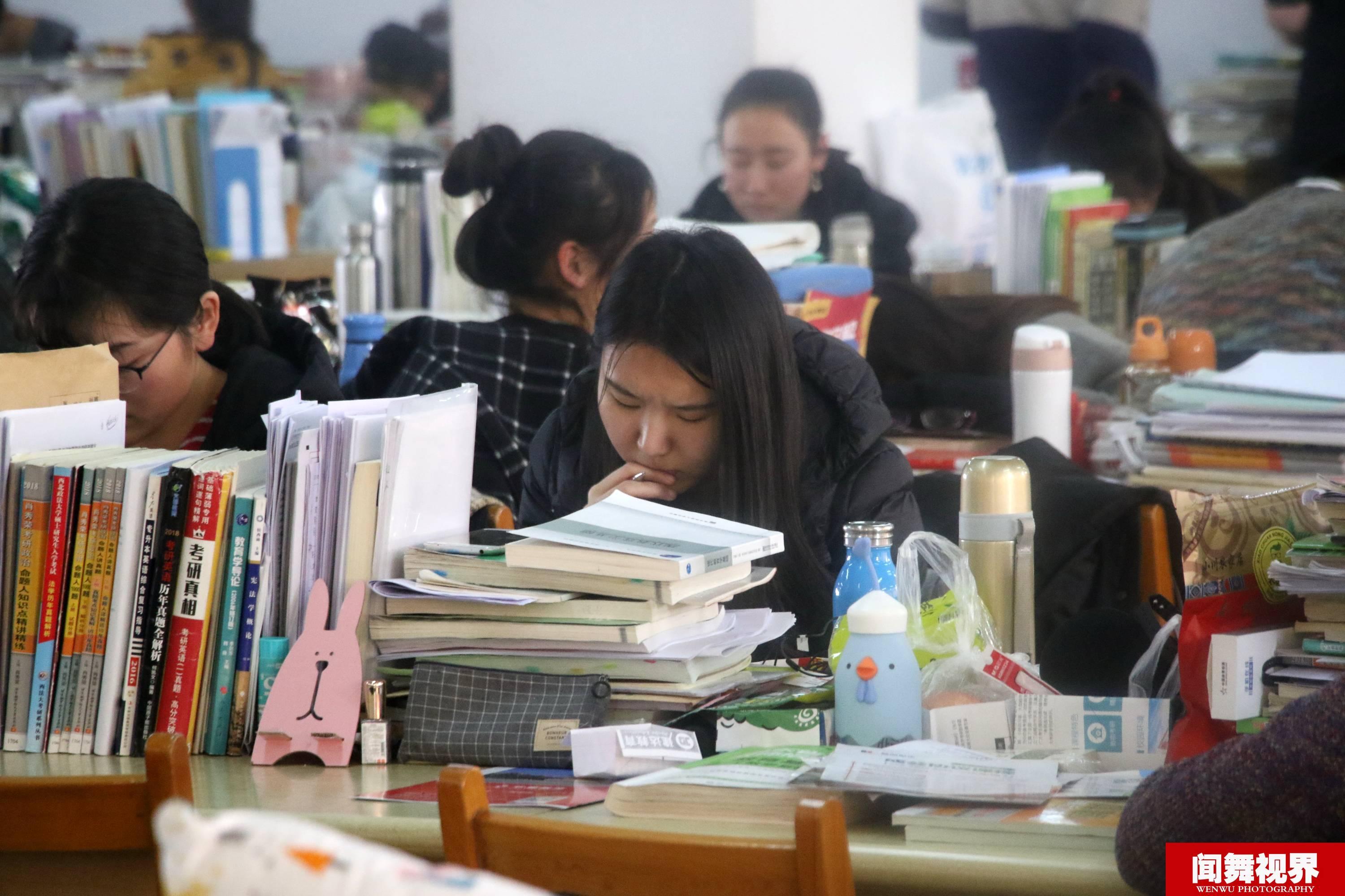 冲刺考研大学生走廊守暖气苦读 报名总数超200万