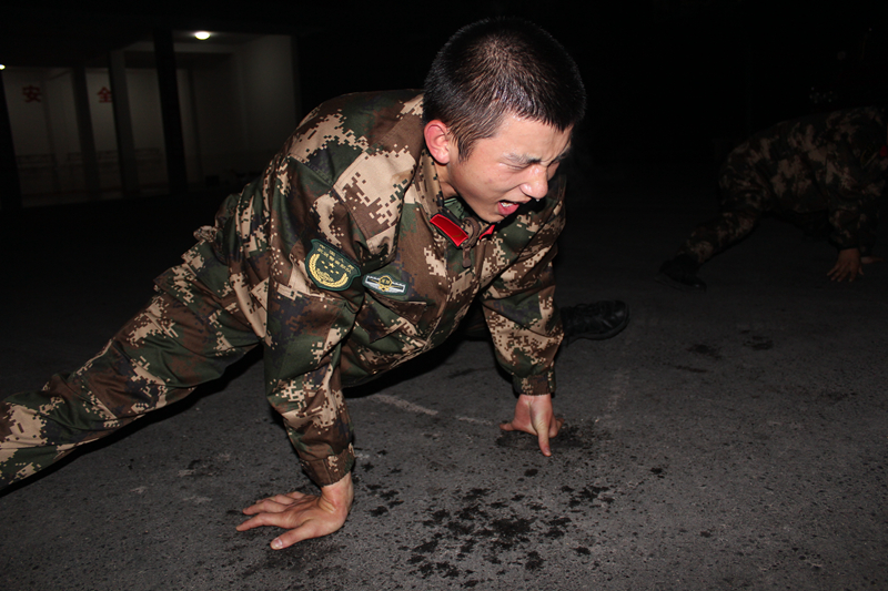 繼續精煉強兵鑄軍魂我是消防兵我在自貢消防守護平安素材:新兵集訓隊