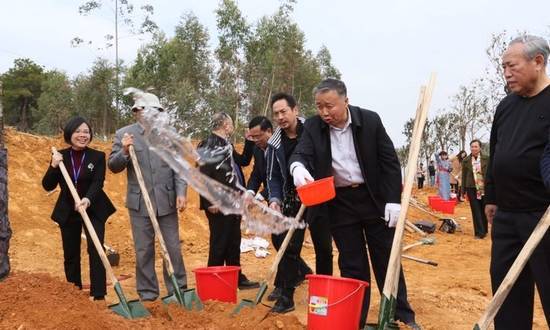 绿色中国行重走美丽钟山 明星共建绿色中国林