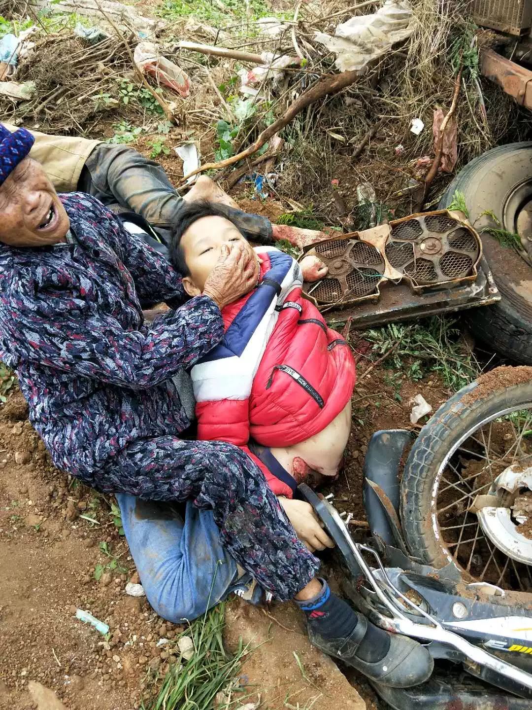 小孩子已经奄奄一息了伤者已经深度昏迷车祸现场狼藉一片车祸现场视频