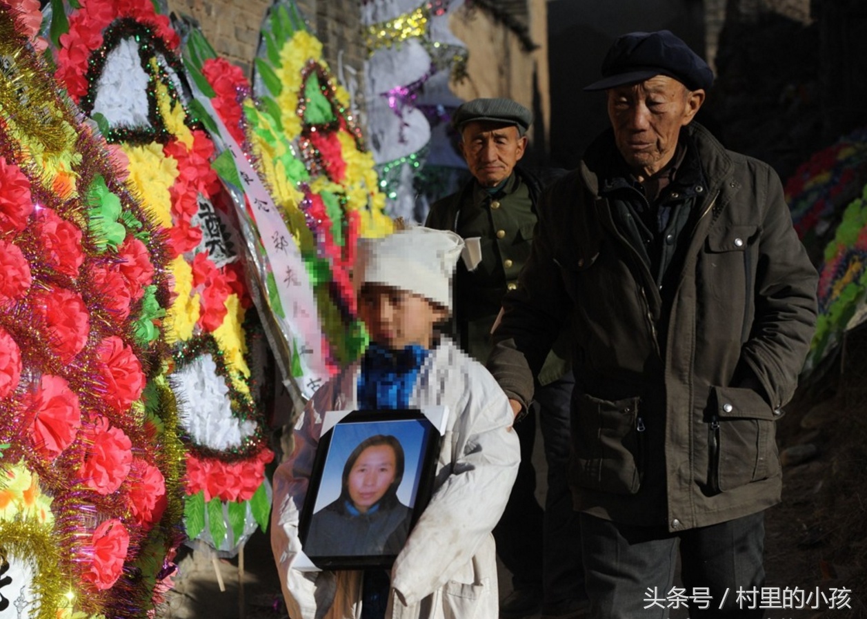 母亲亡故全村凑钱发丧,一纸捐款花名让7岁孩子磕头跪谢