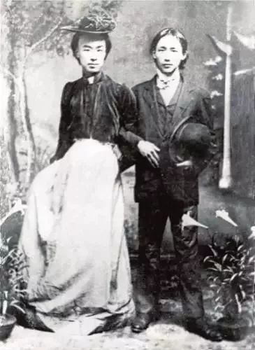 1907年《茶花女》在东京首演后,李叔同(左)与友人合影