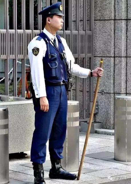 日本街头惊人一幕!警察骑自行车狂追兰博基尼,最后居然还给跪了.