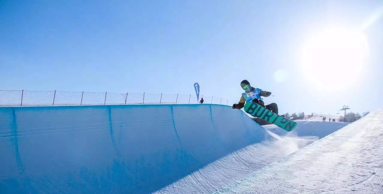 女子自由式滑雪u型池图片