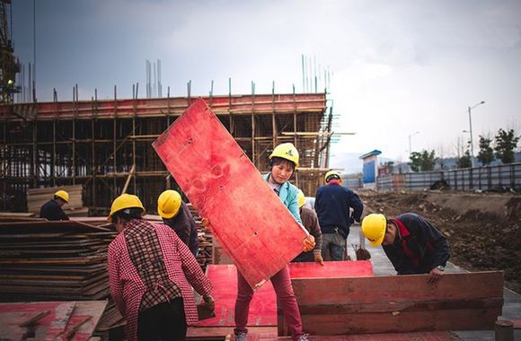 建築工地上女農民工的尷尬生活丈夫看了就心酸