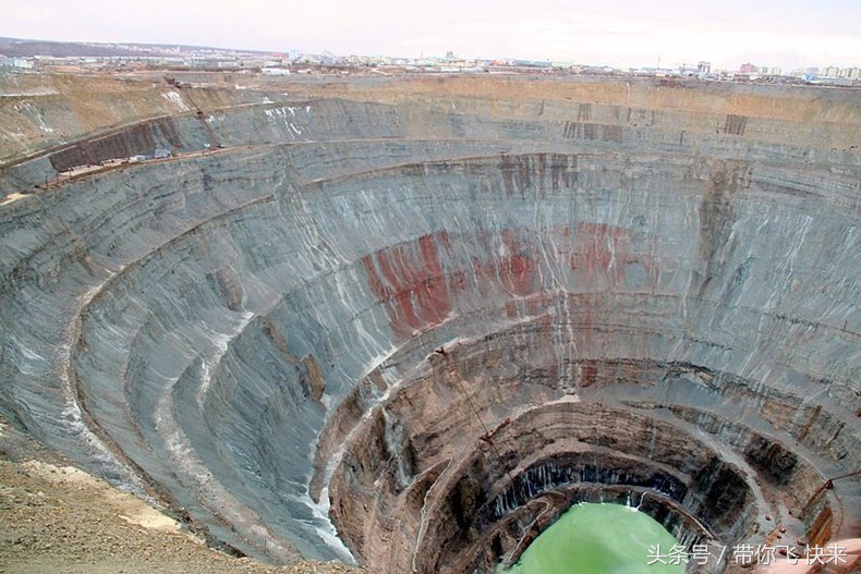 实拍西伯利亚的巨型深坑
