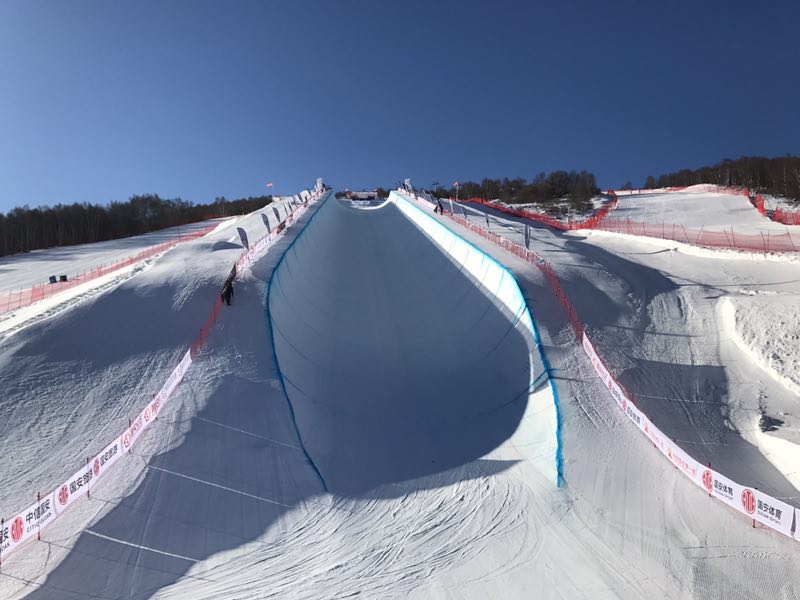 自由式滑雪u型池图片