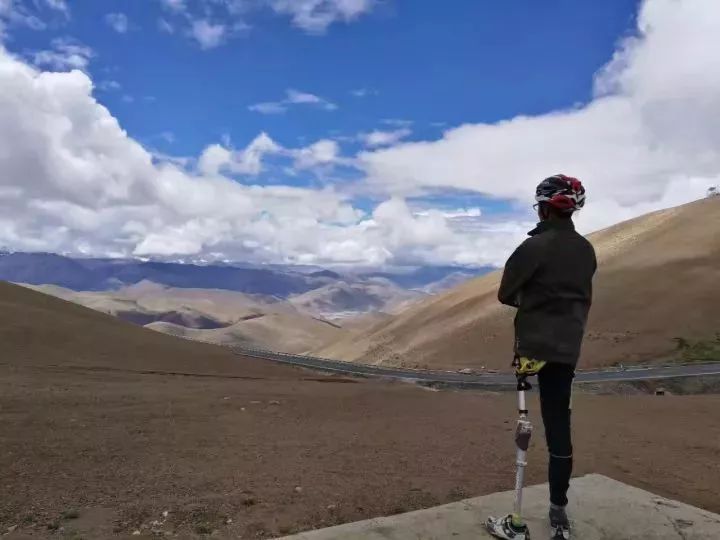 独腿骑行进藏只有一条腿的他骑着单车征服了2800公里新藏线