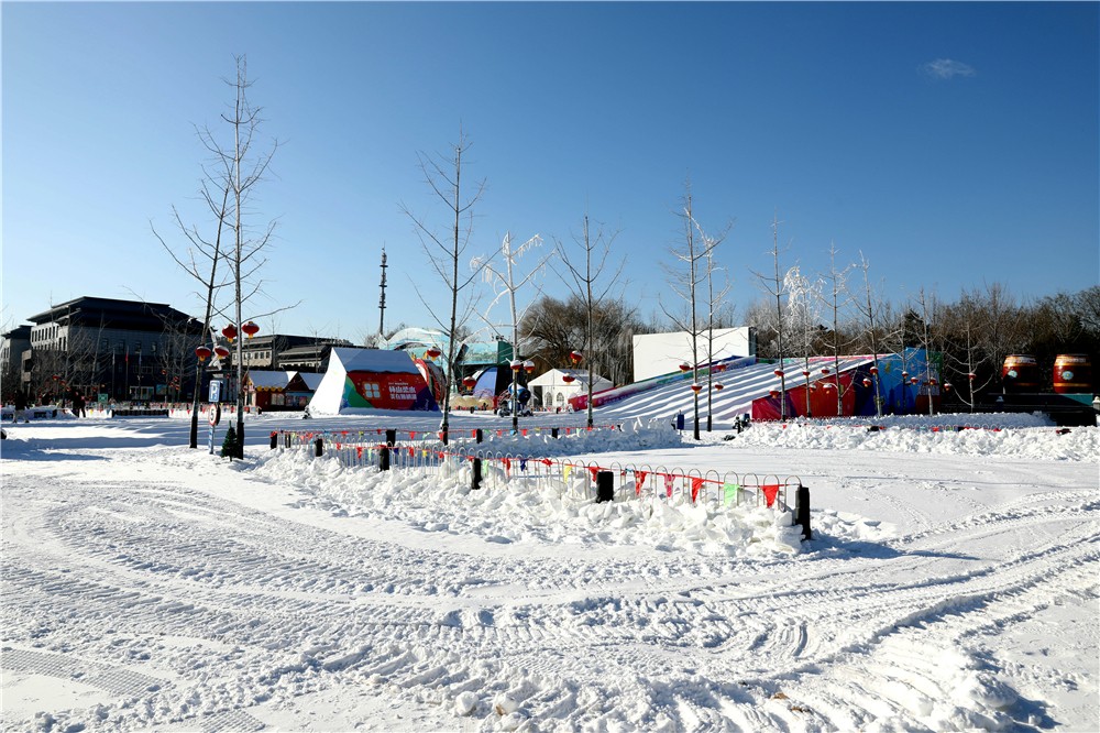 湖第三届冰雪节整合雁栖湖景区内外共同打造出50000多平米的冰雪乐园