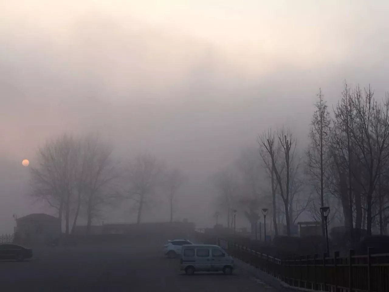 【丹东天气:大雾弥漫 高速封闭 暗冰路滑 谨慎行车 何以解围 唯有冷