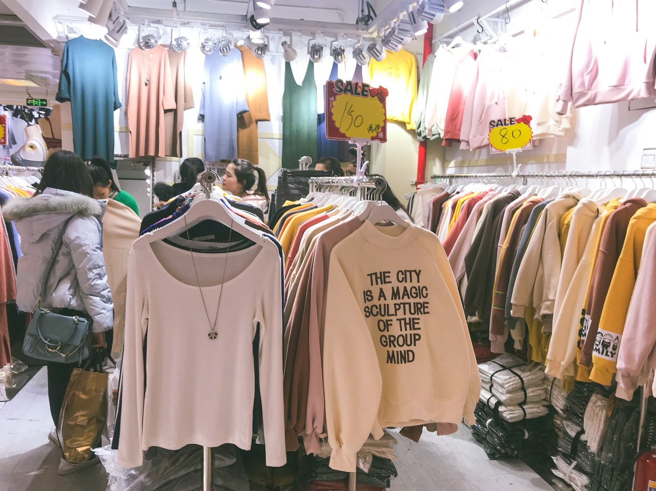 揭秘广州隐匿的衣服批发市场只花100元就淘到两件衣服