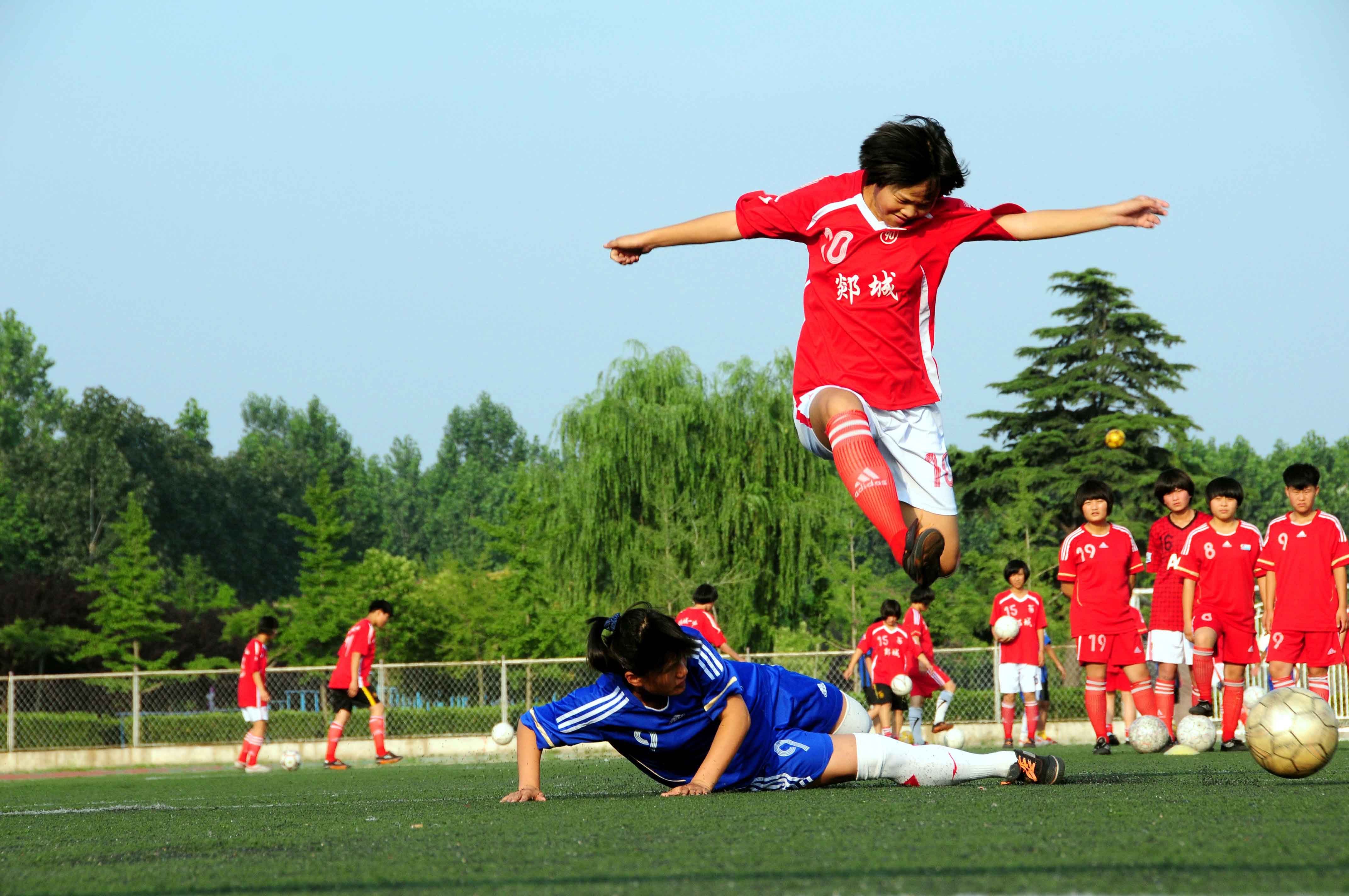 山东郯城一中女足将代表中国出征世界中学生足球赛(组图)